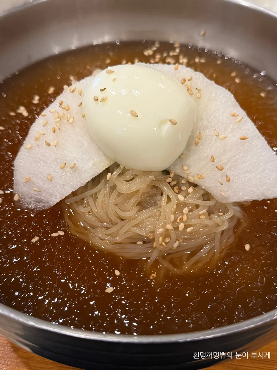 윤기 도는 돼지 양념갈비 한 접시