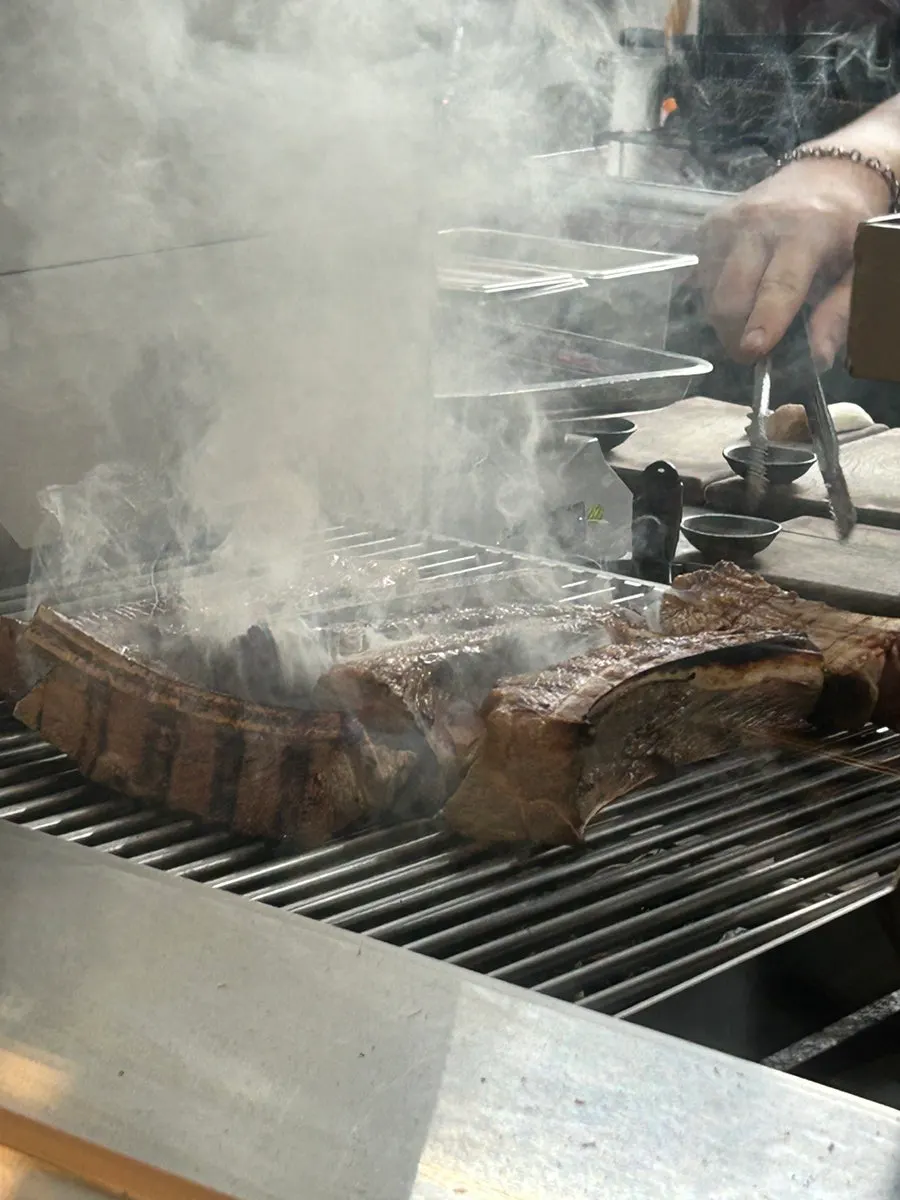 Area pajangan daging di salah satu sisi restoran