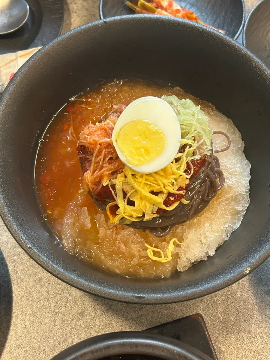 Naengmyeon dengan serpihan es