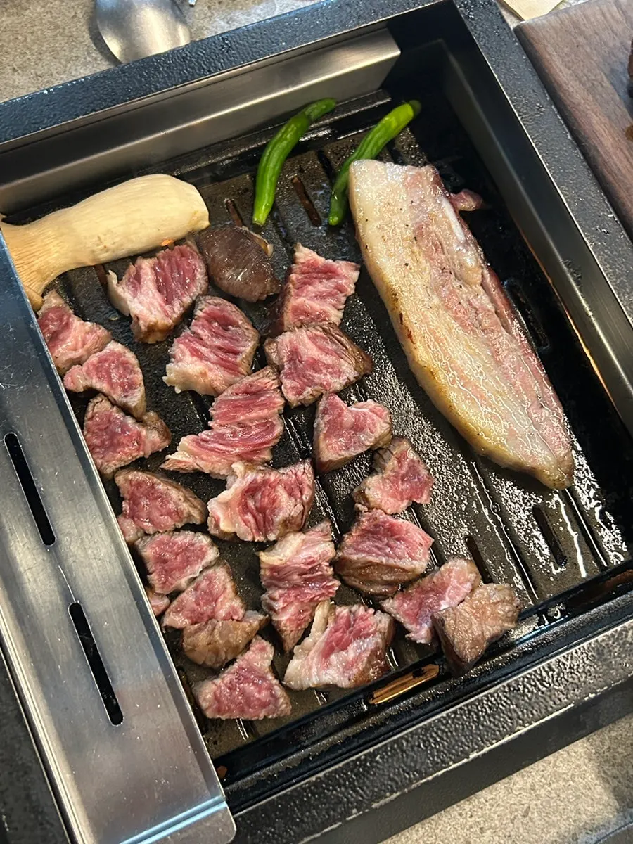 Staf memanggang daging