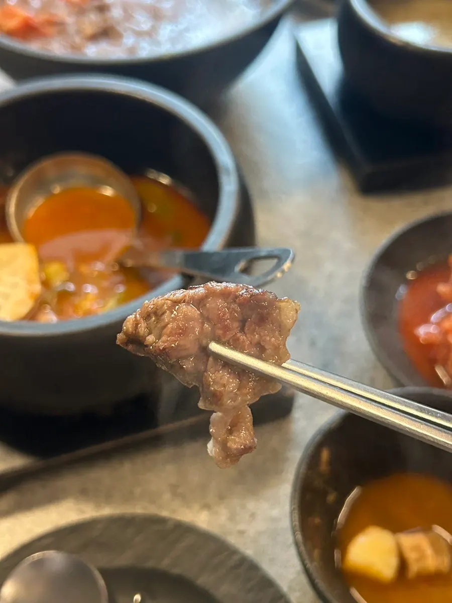 Udae galbi dengan aroma api jerami dan doenjang jjigae di Nohyeong-dong, Jeju