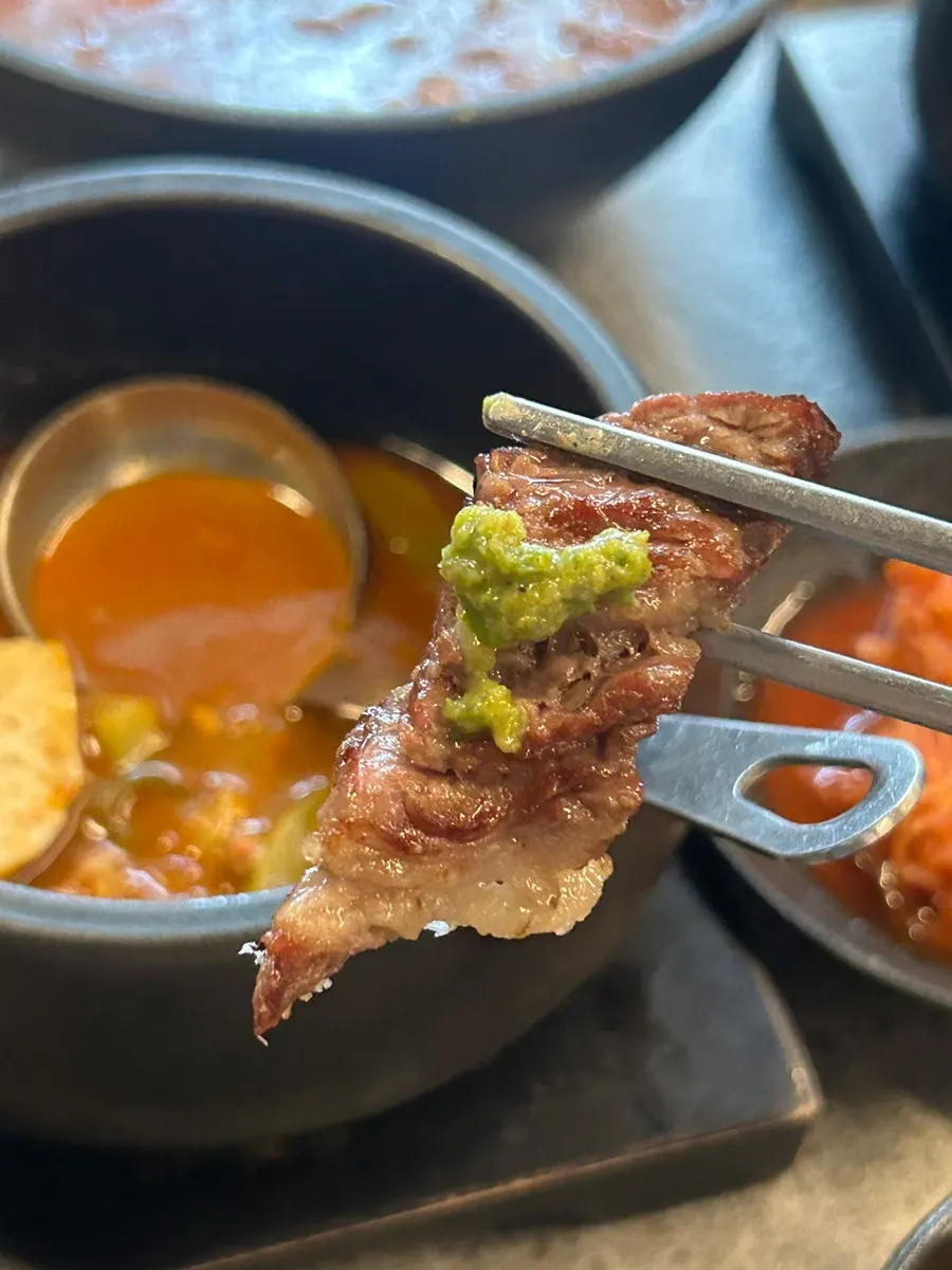 Daging dicelupkan ke saus