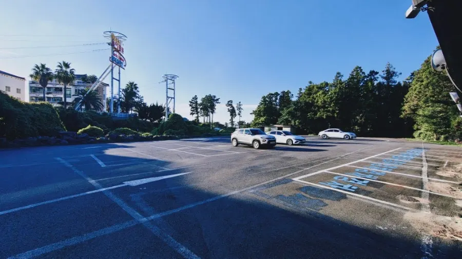 Nohyeong Supermarket parking lot, roomy due to closing time