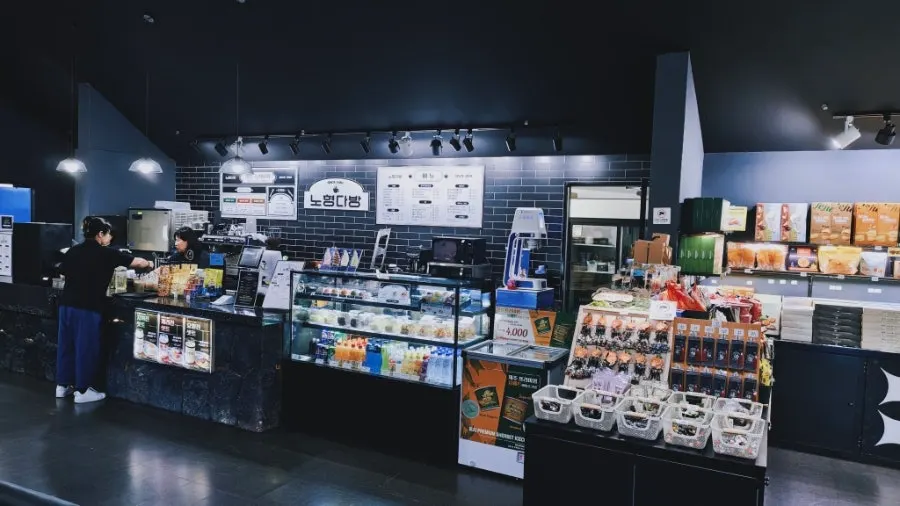 Monotone counter of café Nohyeong Dabang