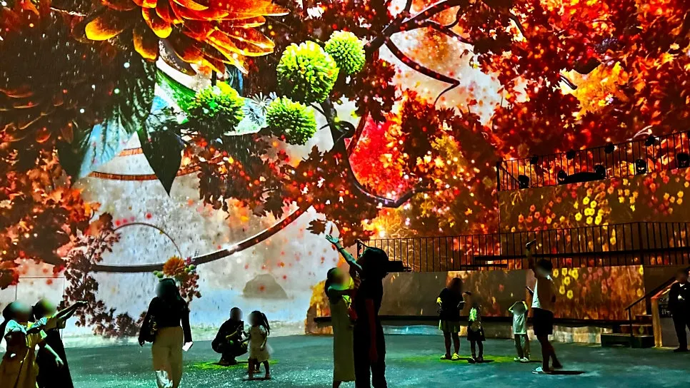 Outdoor-style space with falling bubbles for the autumn theme