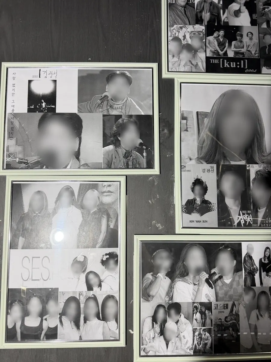 과거 물가를 보여주는 흑백 전시 패널