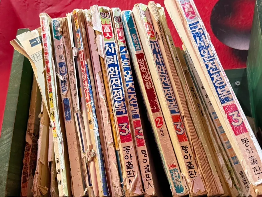 옛날 교과서와 소품이 놓인 전시대