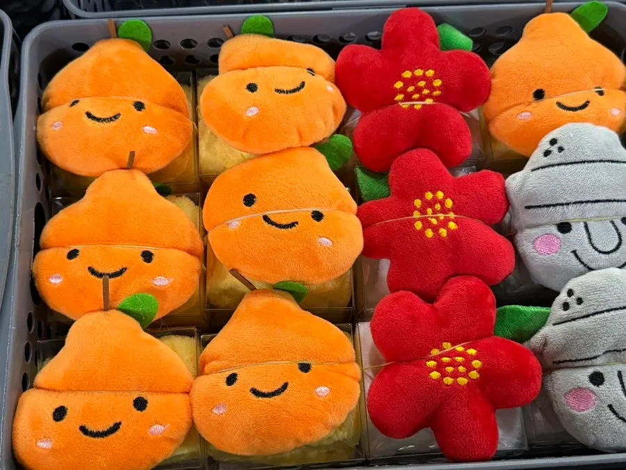 아기 양말과 신발이 놓인 기프트샵 매대