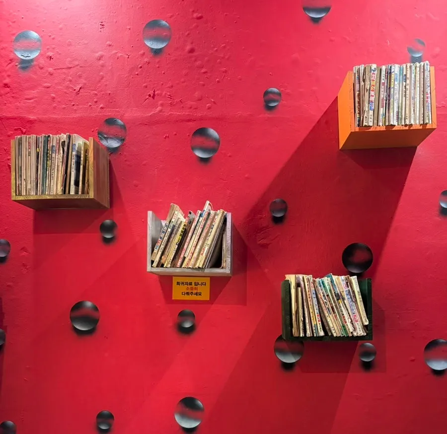 Wide shot of retro props in the Gopeullak space