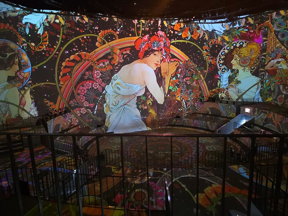 Aquarium-themed media art video