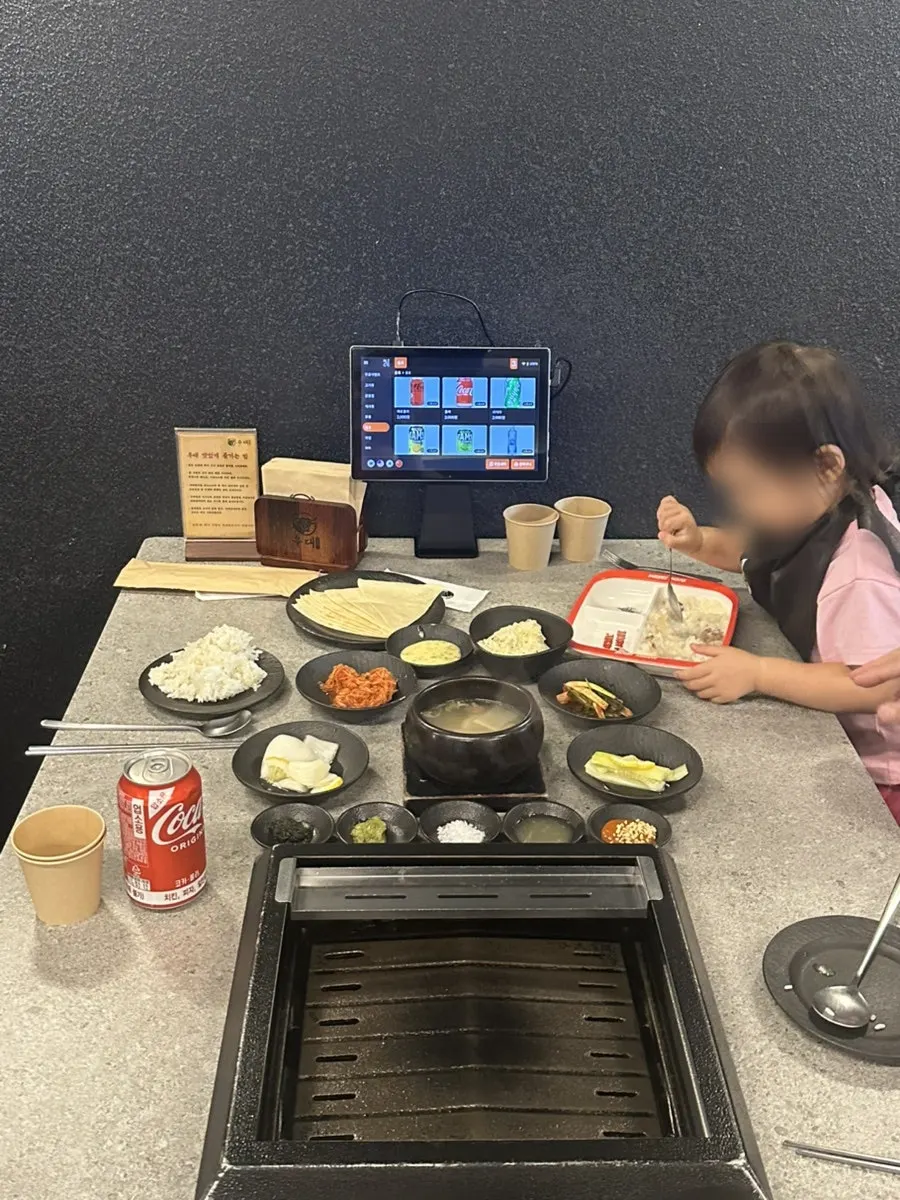 말돈소금과 청양고추소스, 깻잎소스 등 소스 구성