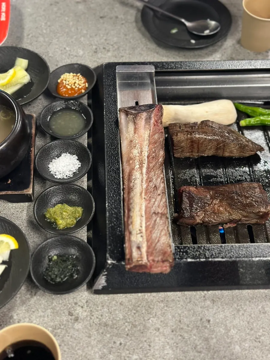 불판 위에서 익는 우대갈비