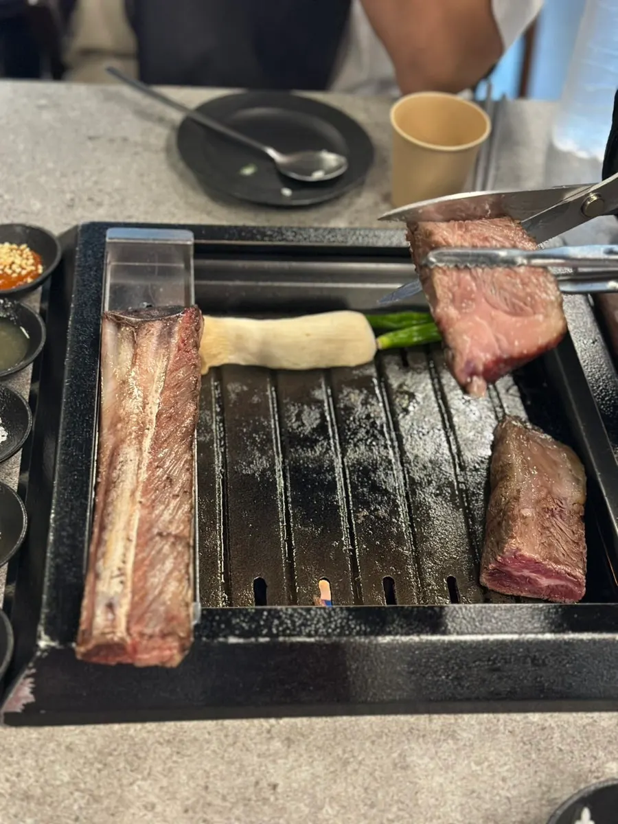 굽고 있는 우대 생갈비 클로즈업