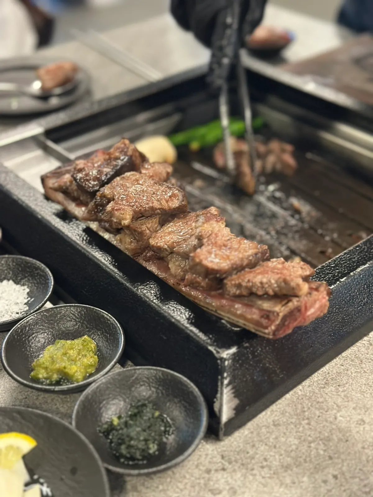 앞치마를 두른 아이와 아빠의 식사 모습