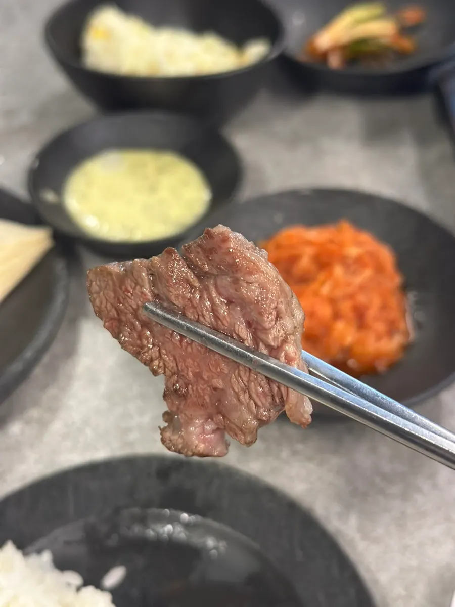 소금에 찍어 먹는 우대갈비 한 점
