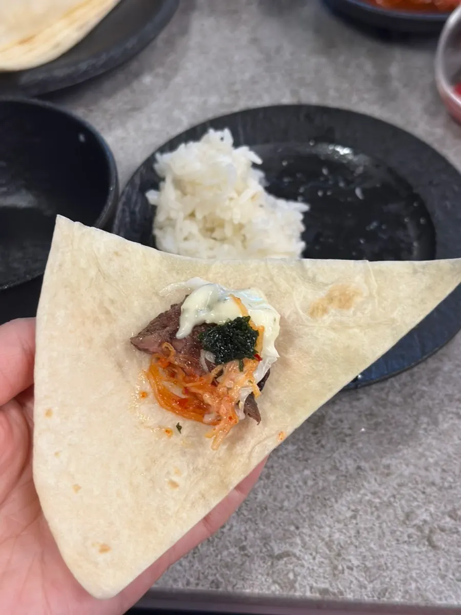 구워진 우대갈비와 밑반찬