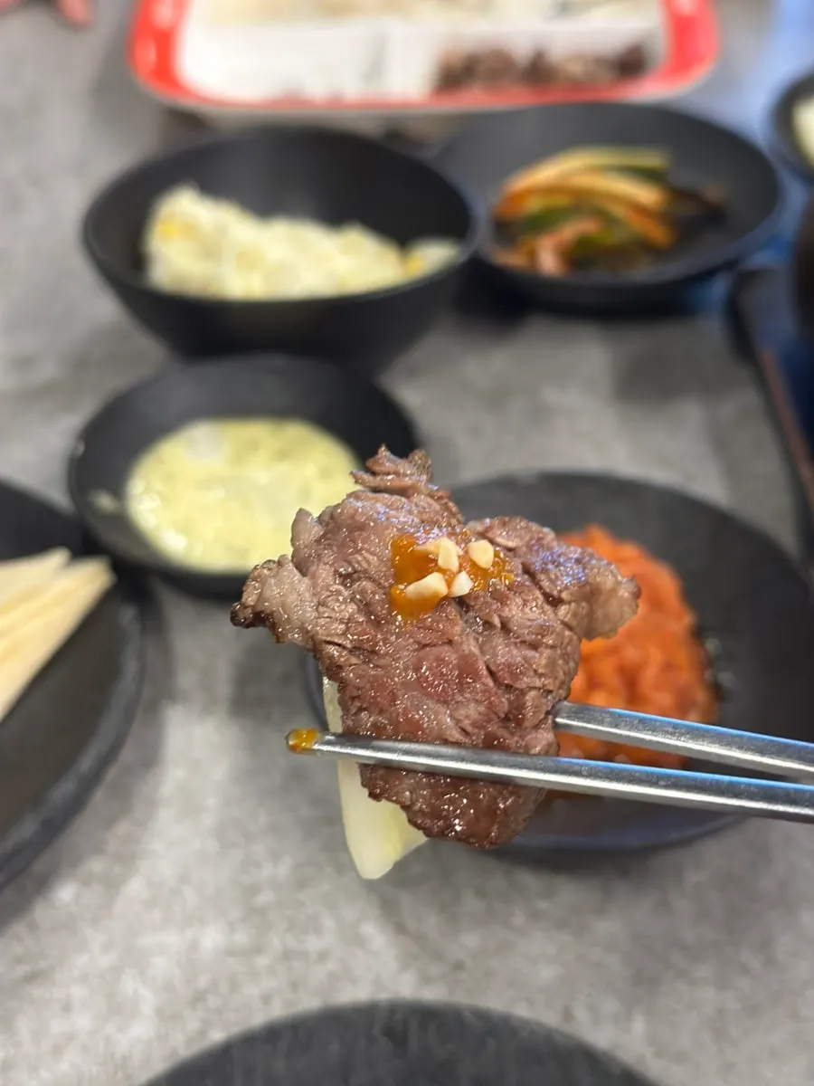 고기와 무생채를 올린 또띠아 쌈