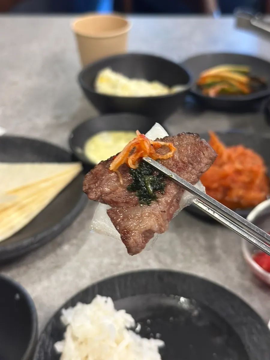 또띠아 쌈에 소스를 올린 모습