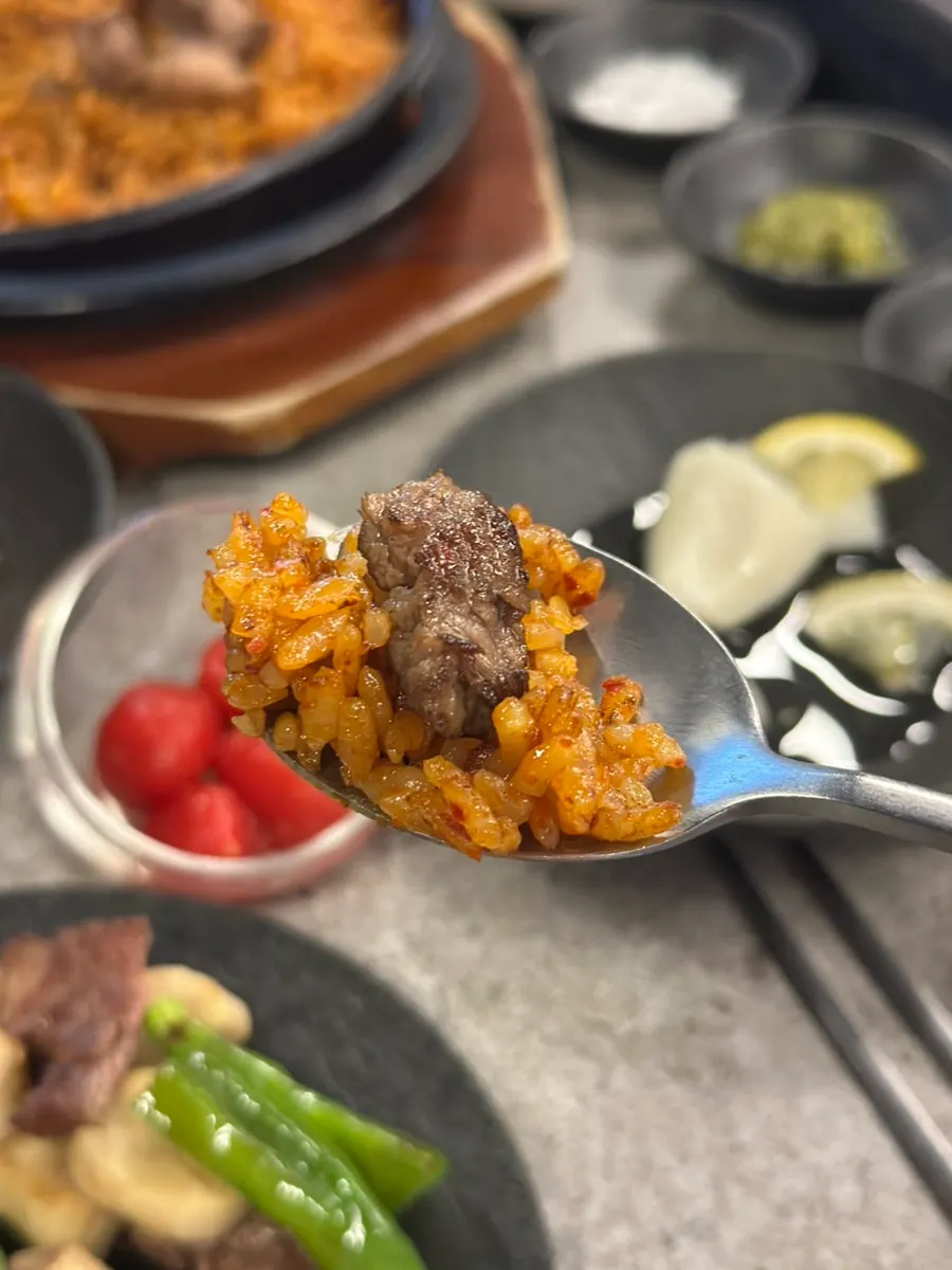 테이블 위 고기와 반찬 세팅