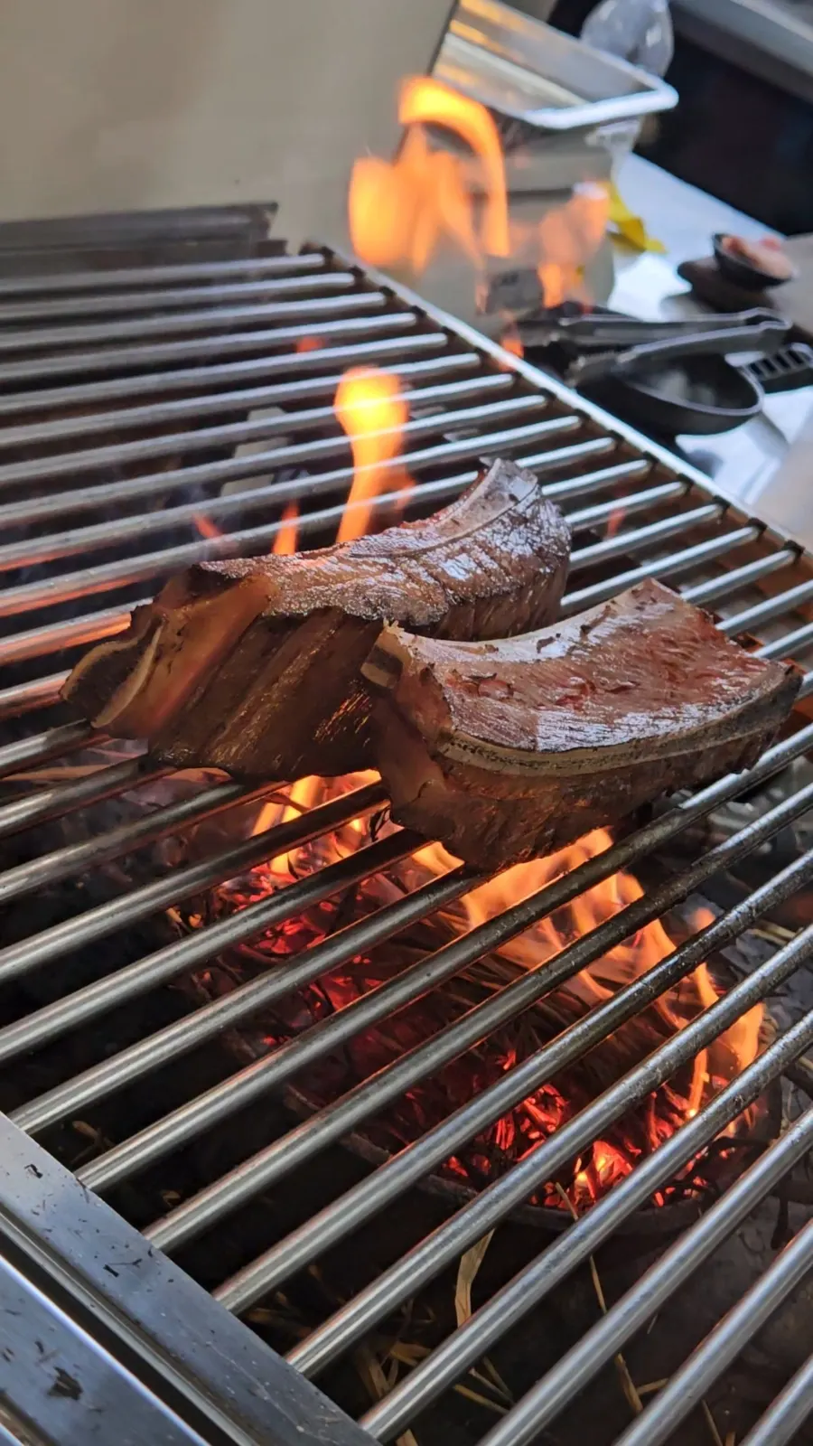 ウデカルビの藁焼き燻製の様子