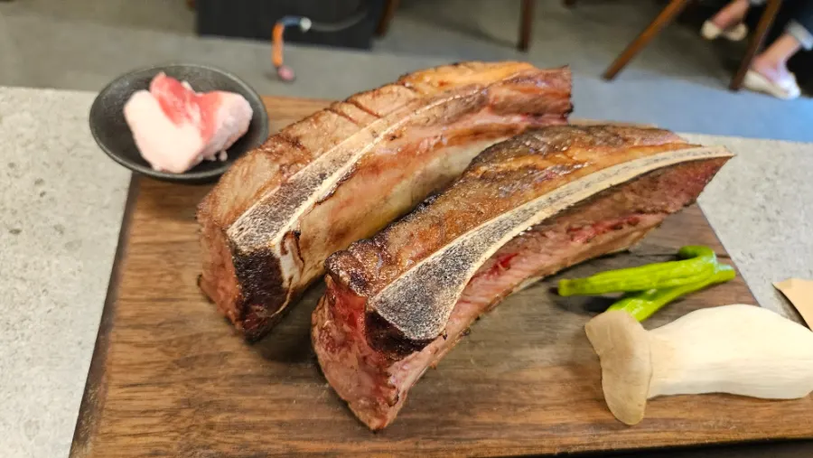 まな板に乗った藁焼き生ウデカルビ