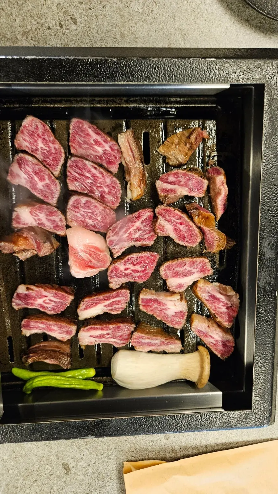 鉄板で焼かれたウデカルビ断面のマーブリング
