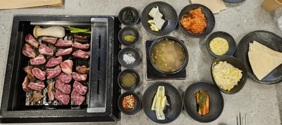 Jeju Udaeのソース5種とおかずの盛り付け