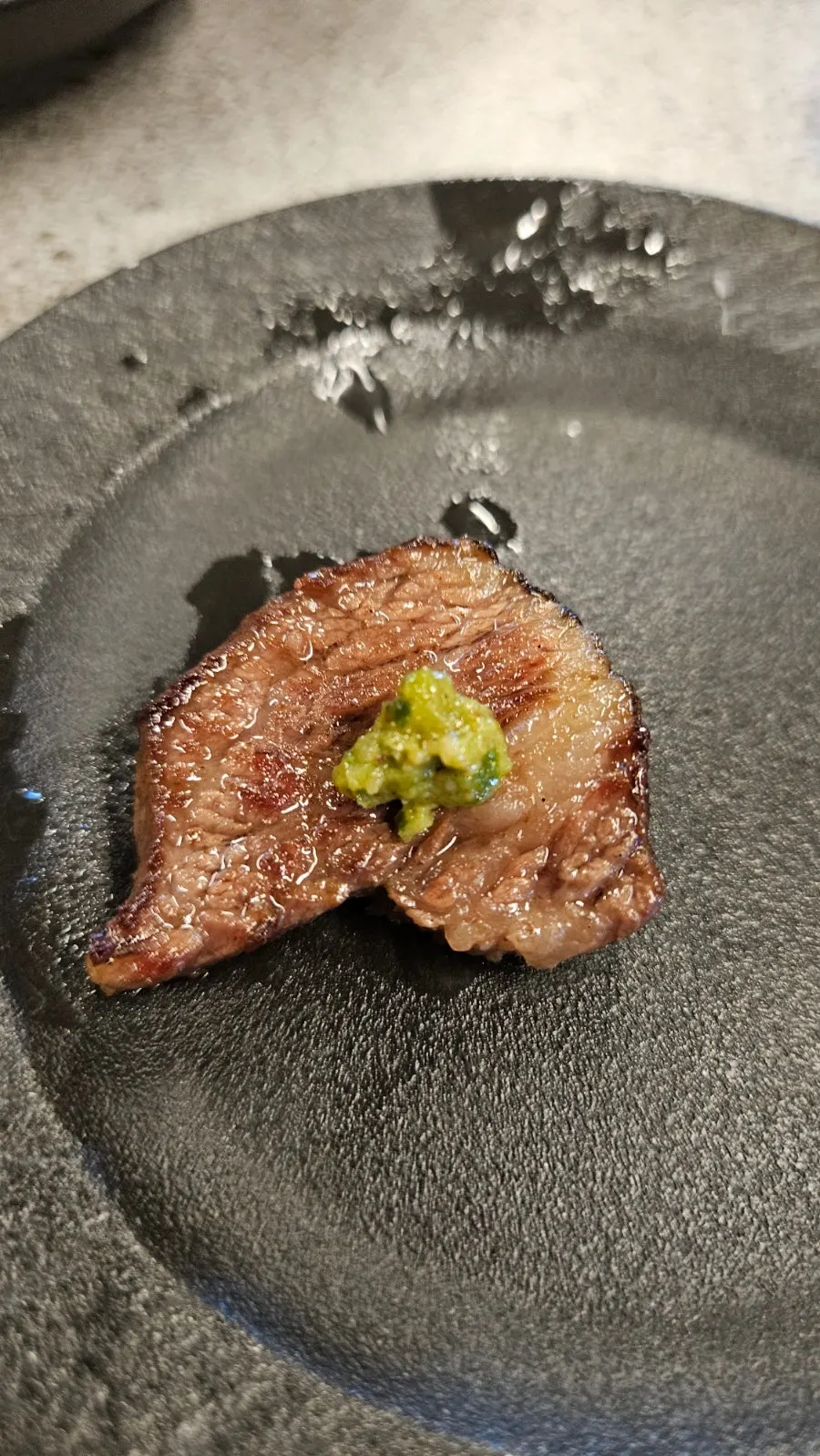 青唐辛子ペストをのせたウデカルビ一切れ