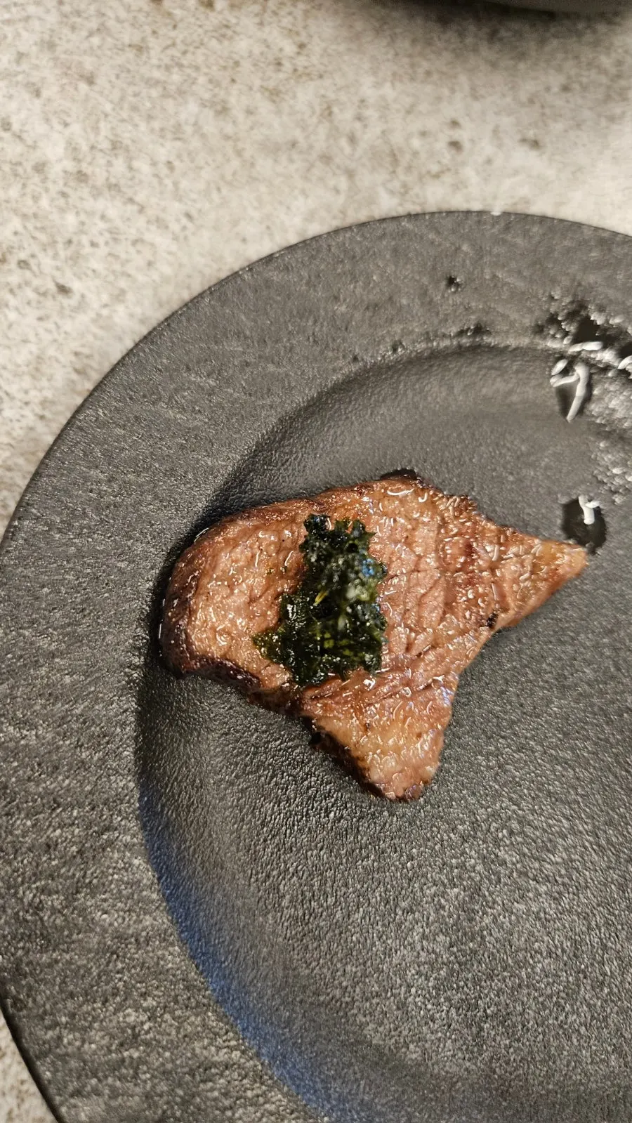 エゴマの葉のチミチュリを添えたカルビ肉