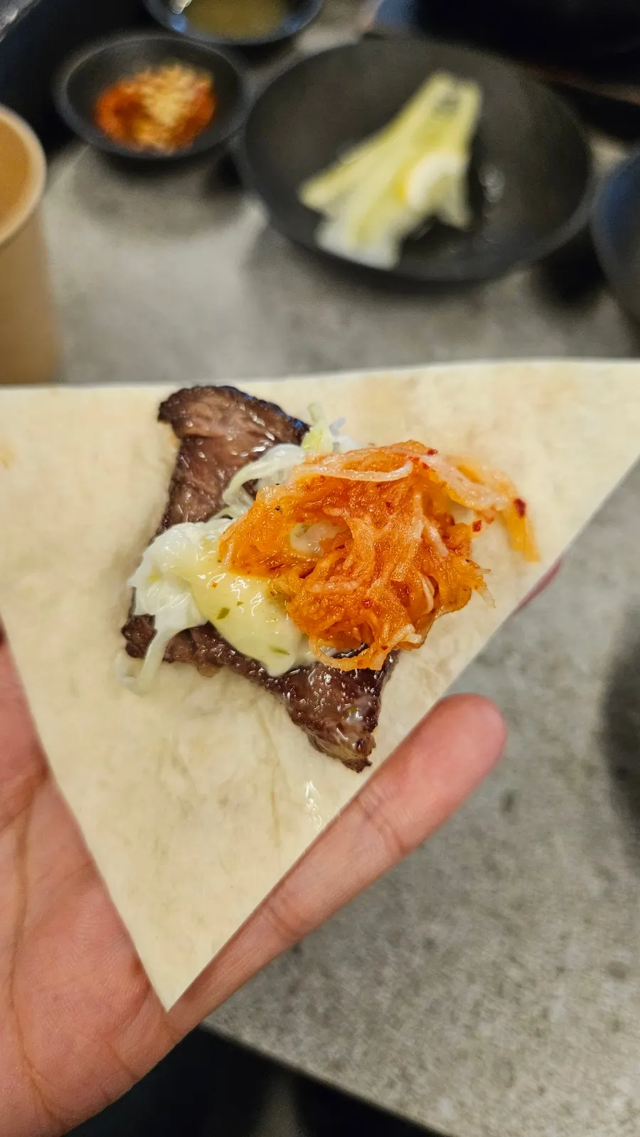 トルティーヤに包んで食べるウデカルビと大根なます