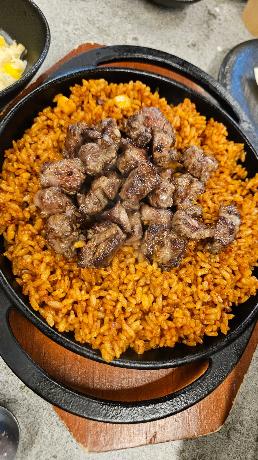 骨についた肉をのせた豆板醤カクテキ炒飯