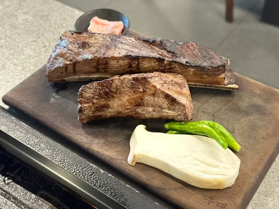 Straw-fire udae galbi grilling on the pan