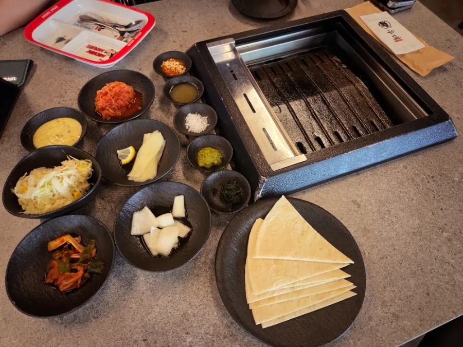 주문 후 차려진 기본 밑반찬 한상