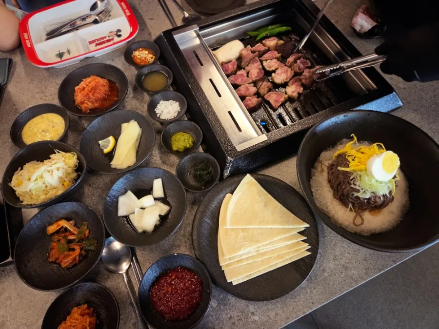 주문한 우대 갈비와 식사 메뉴 상차림