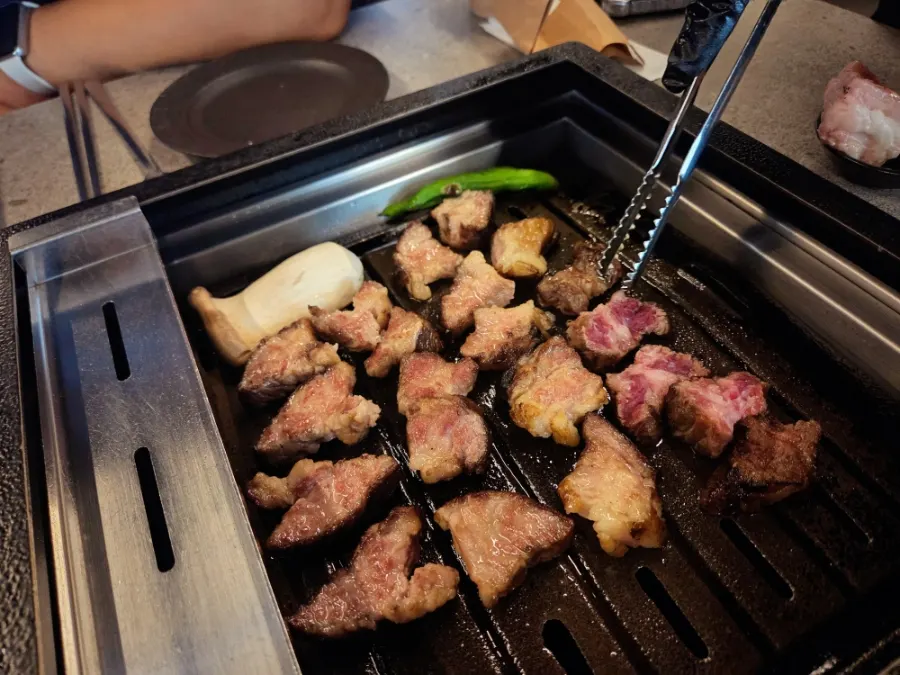 직원이 테이블에서 손질해 구워주는 우대 갈비