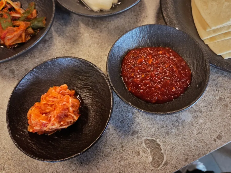 실무채를 얹어 비빈 눈꽃 쌀냉면
