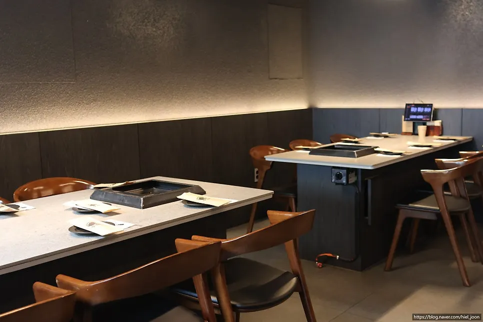 Interior kedai bertema hitam