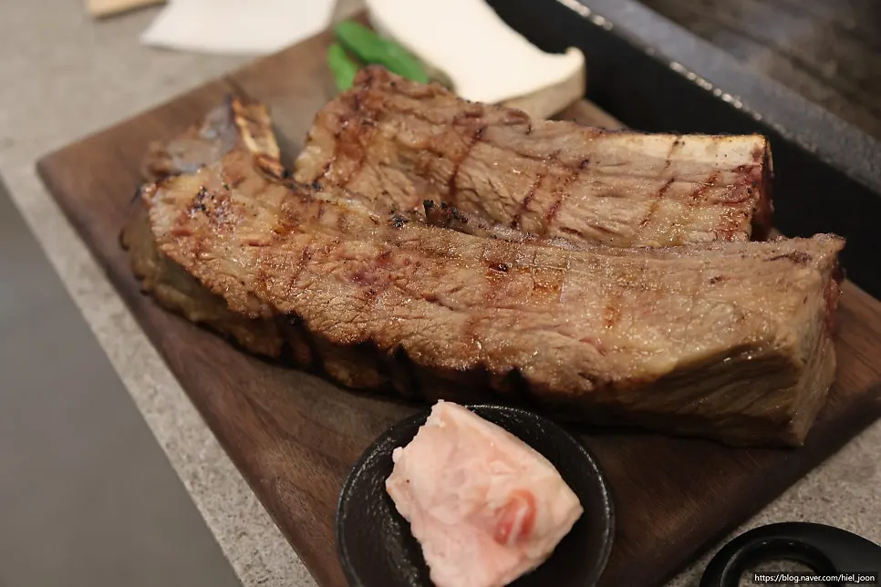 Udae galbi utuh sedang diasap dengan arang