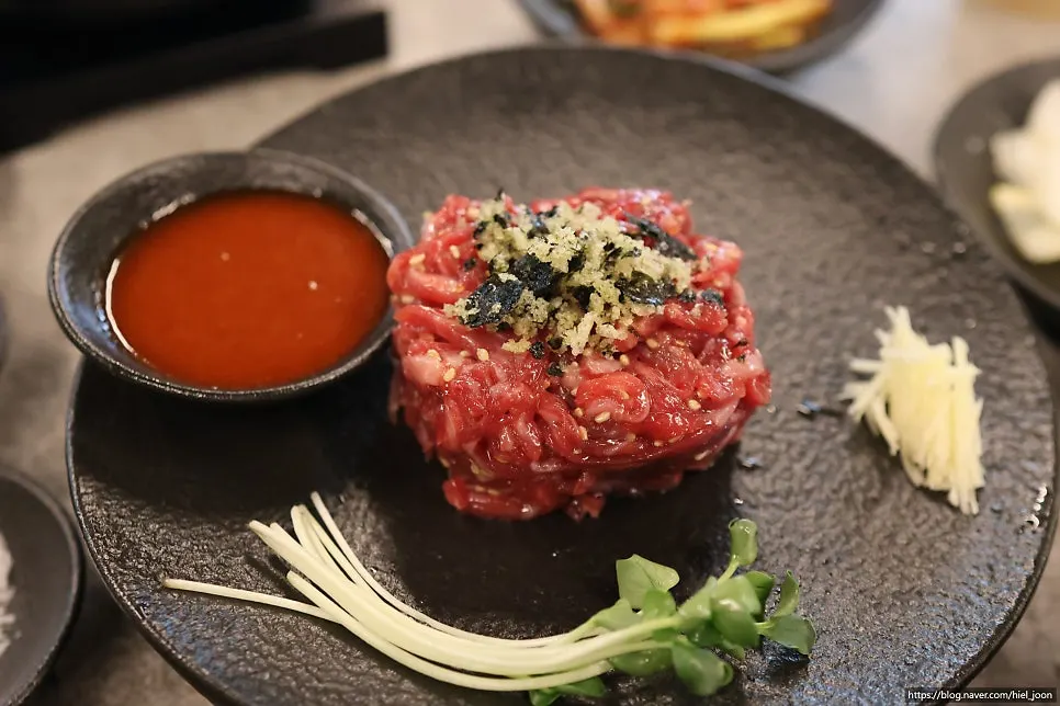 Sup lobak lembu, lauk asas dan yukhoe di meja