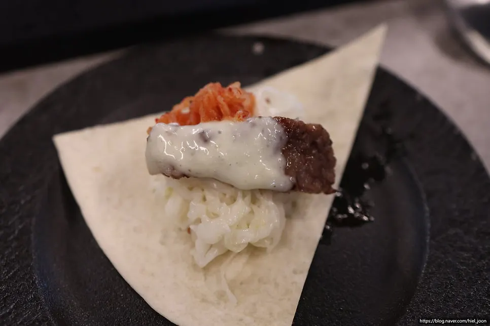 Tortilla diisi daging, musaengchae dan coleslaw