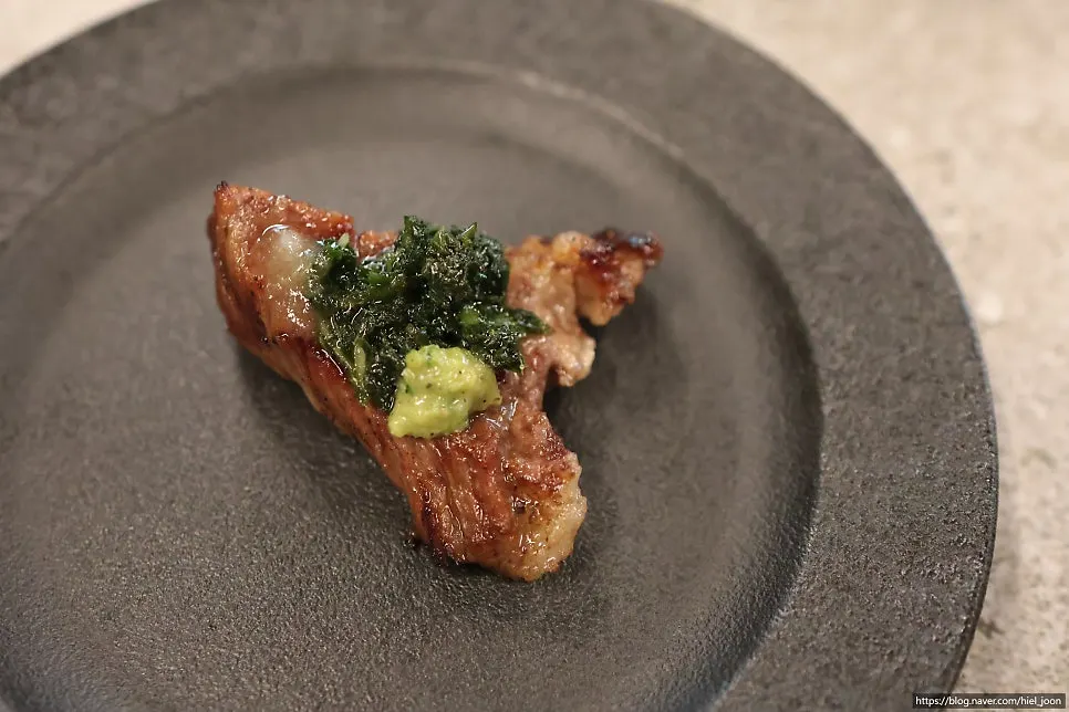 Daging dengan daun perilla chimichurri dan pesto cili hijau