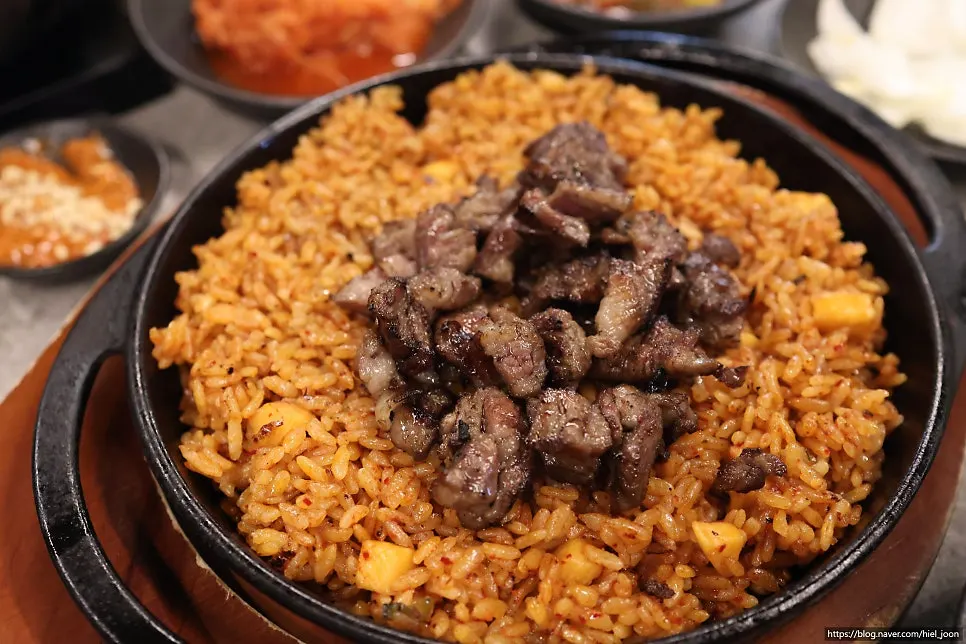 Nasi goreng kkakdugi digoreng atas plat panas