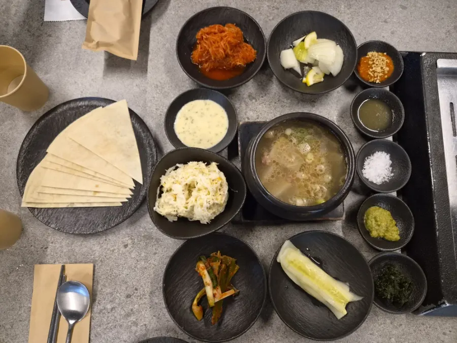 기본찬과 소스 다섯 가지가 차려진 테이블