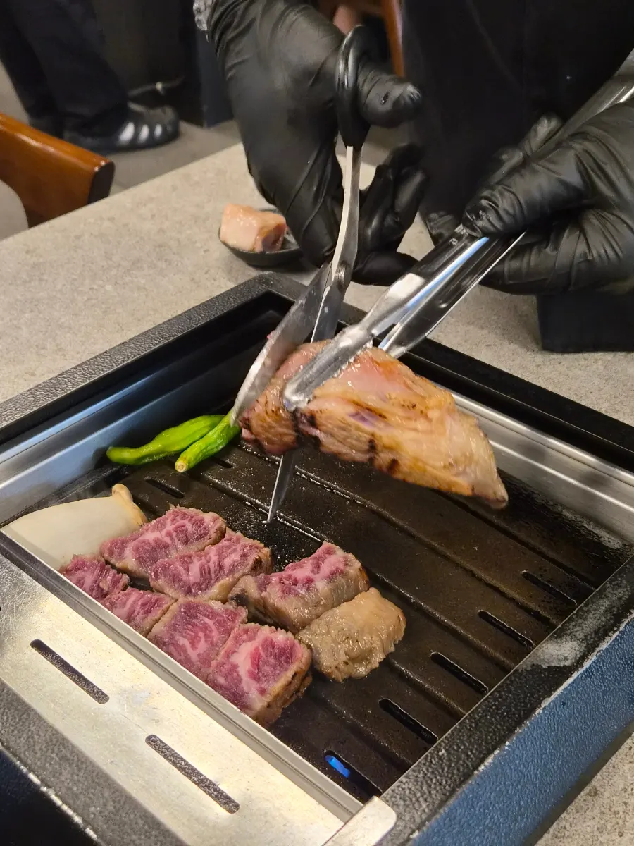 한입 크기로 잘린 우대갈비 단면