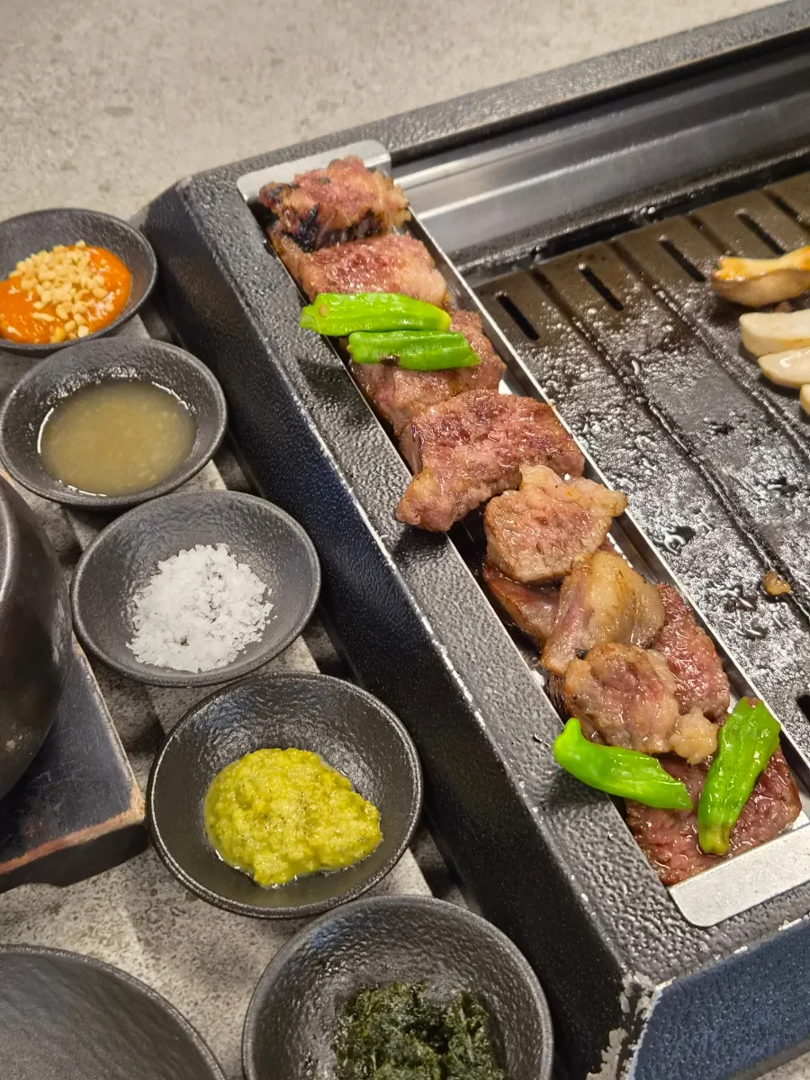 불판 한쪽에 가지런히 올린 구운 우대갈비