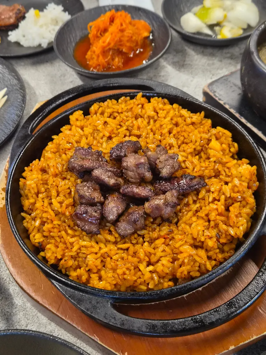 갈빗대 고기가 올라간 두반장깍두기볶음밥