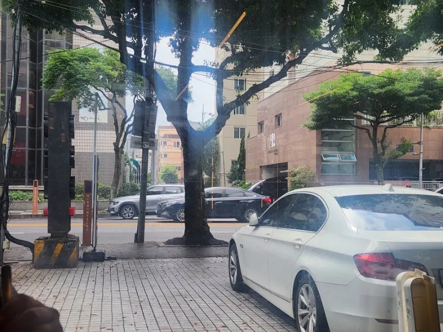 어두운 톤으로 꾸며진 매장 내부 인테리어