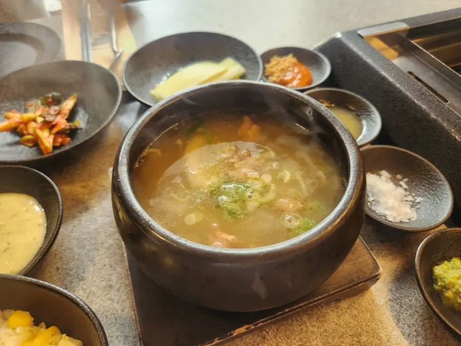 소스 다섯 가지와 기본 반찬, 또띠아