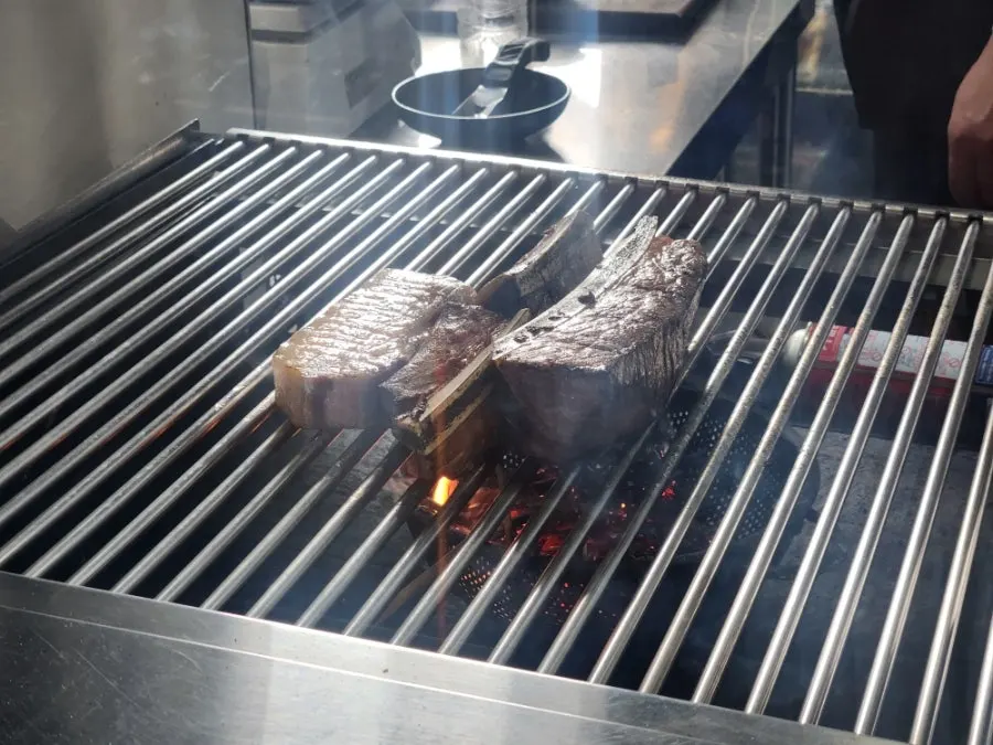 고기 아래 짚불을 붙여 훈연하는 장면