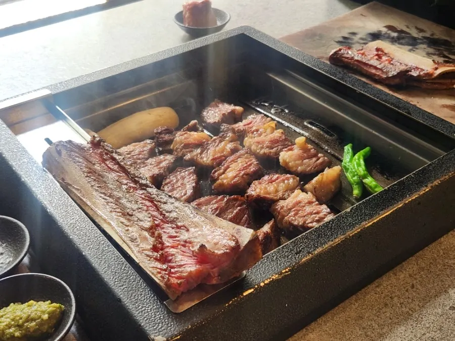 불판에 오른 우대갈비와 꽈리고추, 송이버섯